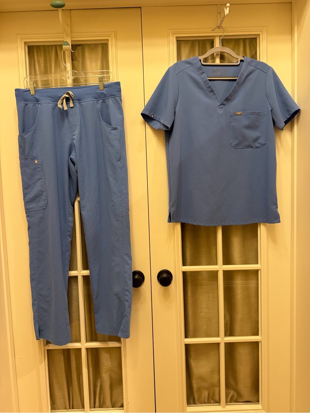 MEDIUM Ceil Blue Women’s Figs Scrub Set w/ Kade Cargo Pants EUC
